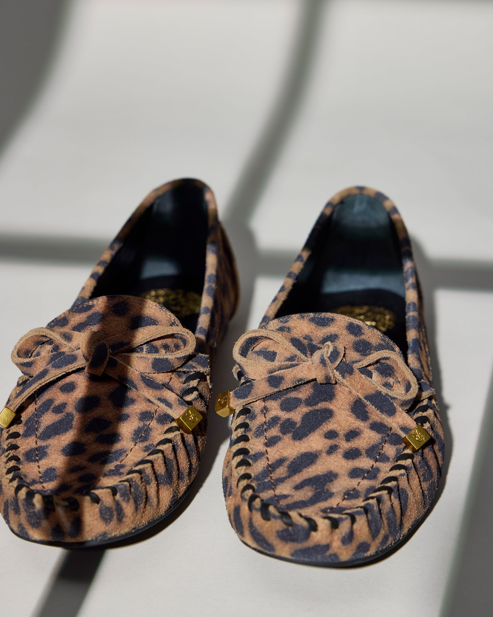 Vince Camuto Katenas Flat Loafer Black\/Natural Leather